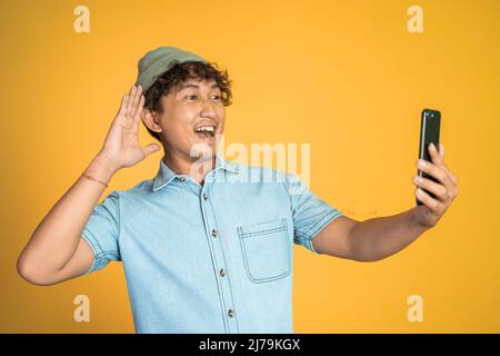 Mann-Vlogger, der ein Video mit seinem Mobiltelefon aufzeichnet Stockfoto