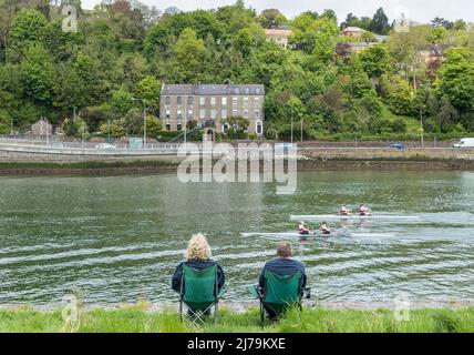 Cork City, Cork, Irland. 07.. Mai 2022. Denis und Clair Daly von Fermoy beobachten das koxlose Paar-Rennen der Frau während der Lee Regatta, die in der Marina, Cor, Irland, stattfand. - Credit; David Creedon / Alamy Live News Stockfoto