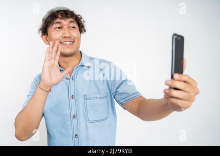 Mann-Vlogger, der ein Video mit seinem Mobiltelefon aufzeichnet Stockfoto