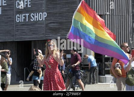 Falmouth Cornwall, Großbritannien 07.. Mai 2022. Eine heldenhaft stellvertretende Bürgermeisterin der Stadt Falmouth, die voll von der Bürokette ist und ihre „Rainbow Pride“-Flagge hält, sieht, wie sie in einem Steak-Restaurant auf dem Event Square der Stadt Falmouth auf ein Feuer zuläuft. Die Big Gay Pride Unterhaltungsstätte musste für die Sicherheit der anwesenden Massen evakuiert werden. Ratsmitglied Kirsty Edwards ist ein eifriger Befürworter der Minderheitenrechte. Falmouth Cornwall Robert Taylor Alamy Live News Stockfoto