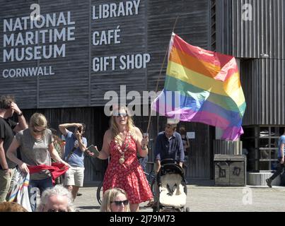 Falmouth Cornwall, Großbritannien 07.. Mai 2022. Eine heldenhaft stellvertretende Bürgermeisterin der Stadt Falmouth, die voll von der Bürokette ist und ihre „Rainbow Pride“-Flagge hält, sieht, wie sie in einem Steak-Restaurant auf dem Event Square der Stadt Falmouth auf ein Feuer zuläuft. Die Big Gay Pride Unterhaltungsstätte musste für die Sicherheit der anwesenden Massen evakuiert werden. Ratsmitglied Kirsty Edwards ist ein eifriger Befürworter der Minderheitenrechte. Falmouth Cornwall Robert Taylor Alamy Live News Stockfoto