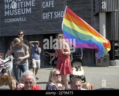 Falmouth Cornwall, Großbritannien 07.. Mai 2022. Eine heldenhaft stellvertretende Bürgermeisterin der Stadt Falmouth, die voll von der Bürokette ist und ihre „Rainbow Pride“-Flagge hält, sieht, wie sie in einem Steak-Restaurant auf dem Event Square der Stadt Falmouth auf ein Feuer zuläuft. Die Big Gay Pride Unterhaltungsstätte musste für die Sicherheit der anwesenden Massen evakuiert werden. Ratsmitglied Kirsty Edwards ist ein eifriger Befürworter der Minderheitenrechte. Falmouth Cornwall Robert Taylor Alamy Live News Stockfoto
