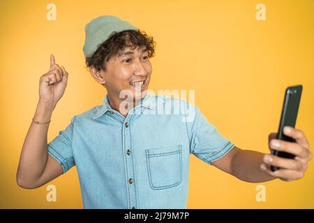 Mann-Vlogger, der ein Video mit seinem Mobiltelefon aufzeichnet Stockfoto