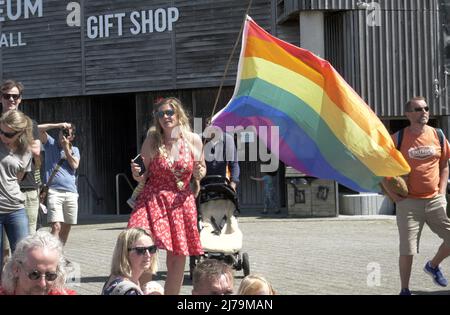 Falmouth Cornwall, Großbritannien 07.. Mai 2022. Eine heldenhaft stellvertretende Bürgermeisterin der Stadt Falmouth, die voll von der Bürokette ist und ihre „Rainbow Pride“-Flagge hält, sieht, wie sie in einem Steak-Restaurant auf dem Event Square der Stadt Falmouth auf ein Feuer zuläuft. Die Big Gay Pride Unterhaltungsstätte musste für die Sicherheit der anwesenden Massen evakuiert werden. Ratsmitglied Kirsty Edwards ist ein eifriger Befürworter der Minderheitenrechte. Falmouth Cornwall Robert Taylor Alamy Live News Stockfoto