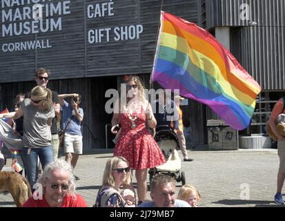 Falmouth Cornwall, Großbritannien 07.. Mai 2022. Eine heldenhaft stellvertretende Bürgermeisterin der Stadt Falmouth, die voll von der Bürokette ist und ihre „Rainbow Pride“-Flagge hält, sieht, wie sie in einem Steak-Restaurant auf dem Event Square der Stadt Falmouth auf ein Feuer zuläuft. Die Big Gay Pride Unterhaltungsstätte musste für die Sicherheit der anwesenden Massen evakuiert werden. Ratsmitglied Kirsty Edwards ist ein eifriger Befürworter der Minderheitenrechte. Falmouth Cornwall Robert Taylor Alamy Live News Stockfoto