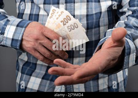 Zählung der tschechischen Krone in verschiedenen nominalen Banknoten CZK. Halten Sie ein kleines Bargeld bereit. Tschechische Finanzkonzept. Nahaufnahme mit selektivem Fokus. Stockfoto