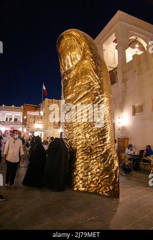 Goldene Daumenskulptur im Souq Waqif in Doha, Katar, 04. Dezember 2021. © Peter Schatz / Alamy Live News Stockfoto