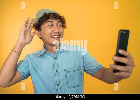 Mann-Vlogger, der ein Video mit seinem Mobiltelefon aufzeichnet Stockfoto