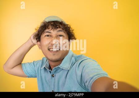 Mann-Vlogger, der ein Video mit seinem Mobiltelefon aufzeichnet Stockfoto
