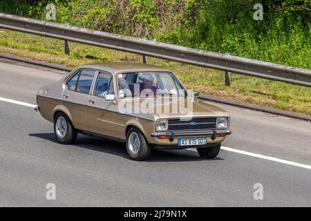 1976 70s 70er Jahre braune, französisch registrierte britische Ford Escort MK2 1,3L Limousine; Fahrt auf dem M61 in Manchester, Großbritannien Stockfoto