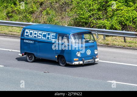 1969 60s 60er Jahre blauer alter VW Transporter; PORSCHE Renndienst VW Bay Window Combil van fährt auf dem M61 in Manchester, UK Stockfoto