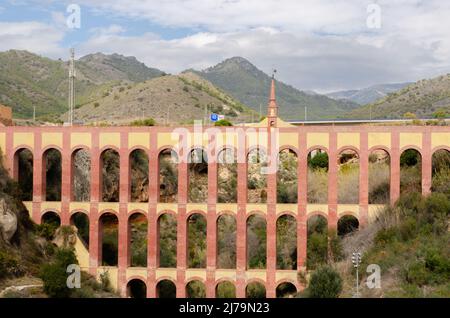 NERJA, SPANIEN - 03. MÄRZ 2022 gilt in der gesamten Region als historisches Juwel der spanischen Architektur. Das Aquädukt liegt südwestlich von t Stockfoto