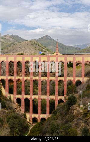 NERJA, SPANIEN - 03. MÄRZ 2022 gilt in der gesamten Region als historisches Juwel der spanischen Architektur. Das Aquädukt liegt südwestlich von t Stockfoto