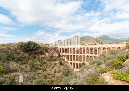 NERJA, SPANIEN - 03. MÄRZ 2022 gilt in der gesamten Region als historisches Juwel der spanischen Architektur. Das Aquädukt liegt südwestlich von t Stockfoto