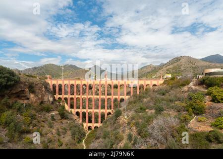 NERJA, SPANIEN - 03. MÄRZ 2022 gilt in der gesamten Region als historisches Juwel der spanischen Architektur. Das Aquädukt liegt südwestlich von t Stockfoto