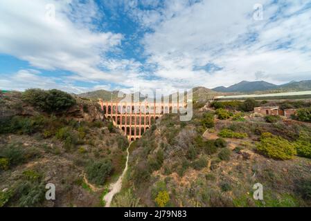 NERJA, SPANIEN - 03. MÄRZ 2022 gilt in der gesamten Region als historisches Juwel der spanischen Architektur. Das Aquädukt liegt südwestlich von t Stockfoto