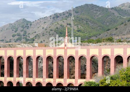 NERJA, SPANIEN - 03. MÄRZ 2022 gilt in der gesamten Region als historisches Juwel der spanischen Architektur. Das Aquädukt liegt südwestlich von t Stockfoto