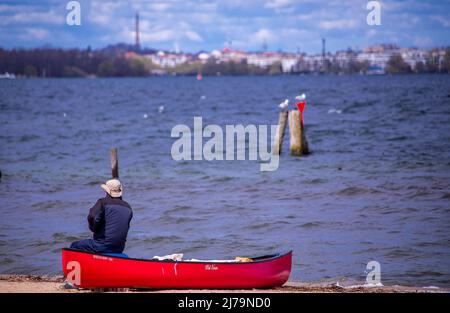 25. April 2021, Mecklenburg-Vorpommern, Schwerin: Der Landkreis Zippendorf direkt am Schweriner See. Foto: Jens Büttner/dpa Stockfoto