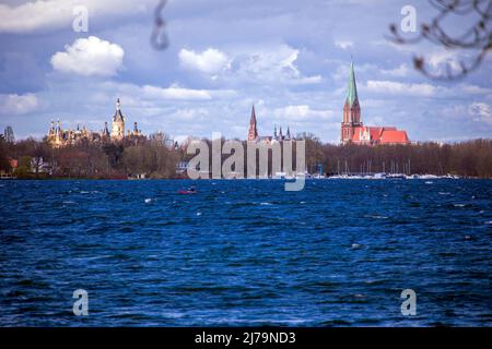 25. April 2021, Mecklenburg-Vorpommern, Schwerin: Der Landkreis Zippendorf direkt am Schweriner See. Foto: Jens Büttner/dpa Stockfoto