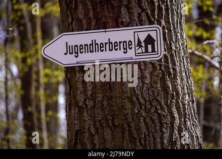 25. April 2021, Mecklenburg-Vorpommern, Schwerin: Ein Wegweiser zur Jugendherberge im Landkreis Zippendorf, direkt am Schweriner See. Foto: Jens Büttner/dpa Stockfoto