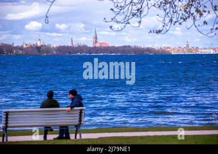 25. April 2021, Mecklenburg-Vorpommern, Schwerin: Der Landkreis Zippendorf direkt am Schweriner See. Foto: Jens Büttner/dpa Stockfoto