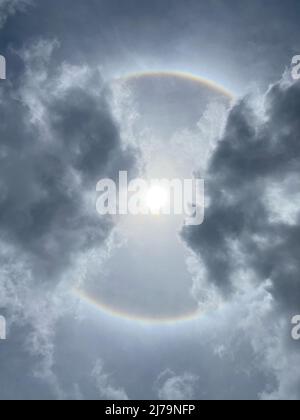 Sonnenschein aus Eis der oberen Atmosphäre - Grenada, Karibik, Mittagspausal Mai 7. 2022 Stockfoto