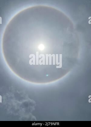 Sonnenschein aus Eis der oberen Atmosphäre - Grenada, Karibik, Mittagspausal Mai 7. 2022 Stockfoto