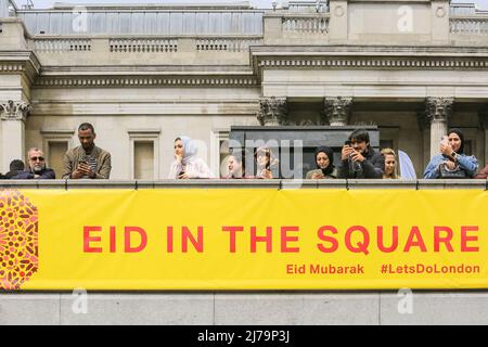 London, Großbritannien, 7.. Mai 2022. Eid in the Square, ein Festival zu dem Eid al-Fitr und das Ende des Ramadan gefeiert wird, kehrt zum 17.. Mal zurück, um die islamisch inspirierte Kunst und Kultur mit Vorführungen, Essen und Ständen aus der ganzen Welt am Platz zu präsentieren. Stockfoto