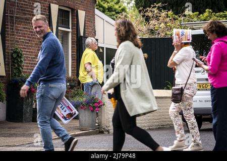 2022-05-07 16:51:04 WEERT - Gewinner während einer traditionellen Nachbarschaftsparty, die durch die Postleitzahl-Lotterie organisiert wird. Während der Nachbarschaftsparty wird bekannt gegeben, wie viele Teilnehmer, die am gewinnenden Nachbarschaftscode teilnehmen, pro Lottoschein gewinnen werden. ANP ROB ANGELAAR niederlande aus - belgien aus Stockfoto