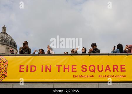 London, Großbritannien, 7.. Mai 2022. Eid in the Square, ein Festival zu dem Eid al-Fitr und das Ende des Ramadan gefeiert wird, kehrt zum 17.. Mal zurück, um die islamisch inspirierte Kunst und Kultur mit Vorführungen, Essen und Ständen aus der ganzen Welt am Platz zu präsentieren. Stockfoto