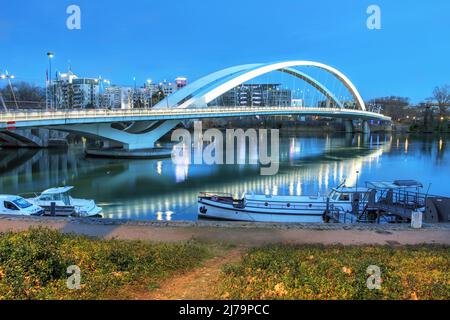 Blick auf die Raymond Barre Brücke über die Rhone zwischen den Bezirken Confluence und Gerland in Lyon, Frankreich. Die schöne Bogenstrang-Brücke ist Reservierung Stockfoto