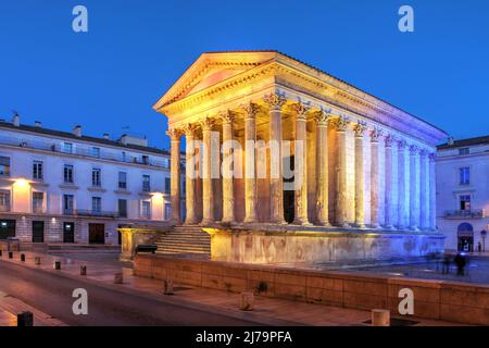 Maison carrée in Nîmes, Südfrankreich, ist einer der am besten erhaltenen römischen Tempel aus dem Jahr 2 n. Chr., der ursprünglich gewidmet war Stockfoto