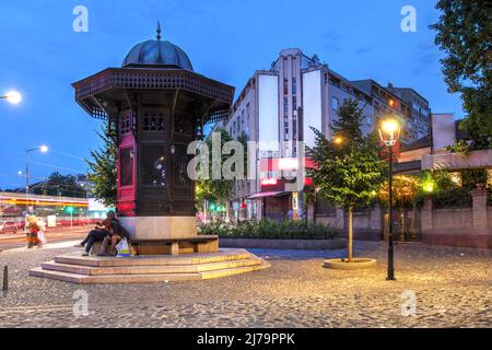 Nachtszene mit dem Sebilj-Brunnen auf dem Skadarlija-Platz, Belgrad, Serbien. Stockfoto