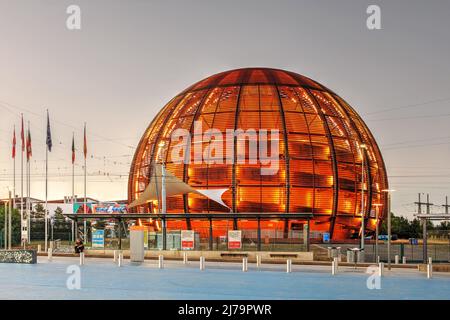 The Globe of Science and Innovation als Besucherzentrum des CERN in Meyrin, bei Genf, Schweiz in der Dämmerung. Stockfoto