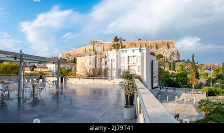 Blick von einer leeren Terrasse auf den Parthenon und den Akropolis-Hügel in Athen, Griechenland. Stockfoto