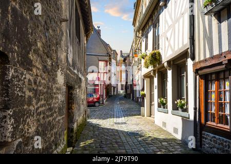 Malerische Straße in der Altstadt von Honfleur Normandie Frankreich mit Saint Catherine's Church in der Ferne an einem sonnigen Tag im Frühherbst Stockfoto