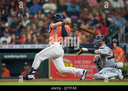 Mai 6 2022: Der Houston Center Fielder Chas McCormick (20) trifft während des Spiels mit Detroit Tigers und Houston Astros im Minute Maid Park in Houston Tx einen Homer. David Seelig/Cal Sport Medi Stockfoto