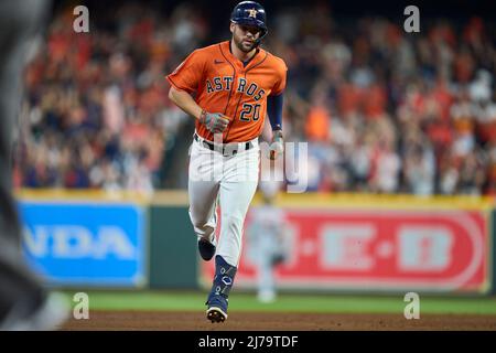 Mai 6 2022: Der Houston Center Fielder Chas McCormick (20) trifft während des Spiels mit Detroit Tigers und Houston Astros im Minute Maid Park in Houston Tx einen Homer. David Seelig/Cal Sport Medi Stockfoto