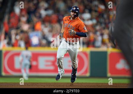 Mai 6 2022: Der Houston Center Fielder Chas McCormick (20) trifft während des Spiels mit Detroit Tigers und Houston Astros im Minute Maid Park in Houston Tx einen Homer. David Seelig/Cal Sport Medi Stockfoto