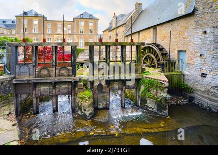 Die Mühle am Fluss Aure in der mittelalterlichen Stadt Bayeux an der Küste der Normandie in Frankreich, mit frühen Herbst Farben Stockfoto