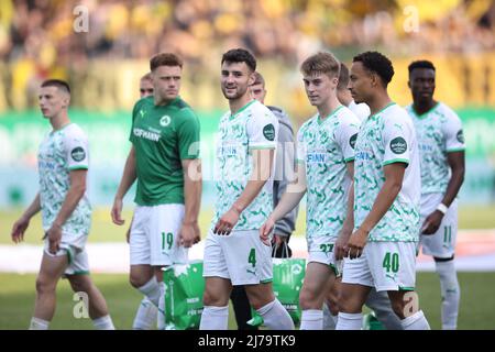 07. Mai 2022, Bayern, Fürth: Fußball: Bundesliga, SpVgg Greuther Fürth - Borussia Dortmund, Spieltag 33, im Sportpark Ronhof Thomas Sommer. Die Fürth-Spieler gehen nach dem Schlusspfiff über das Spielfeld zu ihren Fans. Foto: Daniel Karmann/dpa - WICHTIGER HINWEIS: Gemäß den Anforderungen der DFL Deutsche Fußball Liga und des DFB Deutscher Fußball-Bund ist es untersagt, im Stadion und/oder vom Spiel aufgenommene Fotos in Form von Sequenzbildern und/oder videoähnlichen Fotoserien zu verwenden oder zu verwenden. Stockfoto