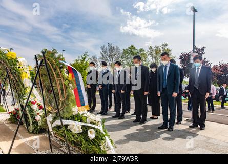 (220507) -- BELGRAD, 7. Mai 2022 (Xinhua) -- Beamte der chinesischen Botschaft in Serbien trauern um die drei chinesischen Journalisten, die beim NATO-Bombenanschlag auf die ehemalige chinesische Botschaft in der Bundesrepublik Jugoslawien im Jahr 1999 in Belgrad, Serbien, am 7. Mai 2022 getötet wurden. MIT „Serbien und China ehren chinesische Märtyrer, die beim NATO-Bombenanschlag getötet wurden“ (Foto: Wang Wei/Xinhua) Stockfoto