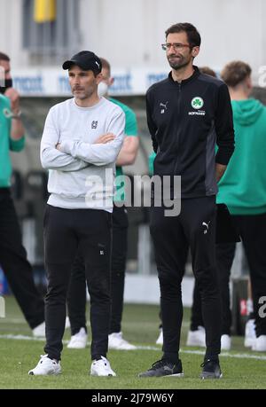 07. Mai 2022, Bayern, Fürth: Fußball: Bundesliga, SpVgg Greuther Fürth - Borussia Dortmund, Matchday 33, im Sportpark Ronhof Thomas Sommer. Fürth-Trainer Stefan Leitl (l) und Co-Trainer Andre Mijatovic stehen nach der Schlusspfeife auf dem Platz. Foto: Daniel Karmann/dpa - WICHTIGER HINWEIS: Gemäß den Anforderungen der DFL Deutsche Fußball Liga und des DFB Deutscher Fußball-Bund ist es untersagt, im Stadion und/oder vom Spiel aufgenommene Fotos in Form von Sequenzbildern und/oder videoähnlichen Fotoserien zu verwenden oder zu verwenden. Stockfoto