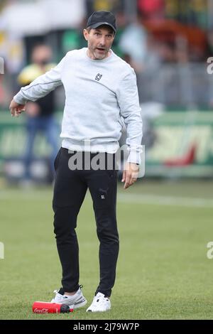 07. Mai 2022, Bayern, Fürth: Fußball: Bundesliga, SpVgg Greuther Fürth - Borussia Dortmund, Matchday 33, im Sportpark Ronhof Thomas Sommer. Fürth-Trainer Stefan Leitl steht nach der Schlusspfeife auf dem Platz. Foto: Daniel Karmann/dpa - WICHTIGER HINWEIS: Gemäß den Anforderungen der DFL Deutsche Fußball Liga und des DFB Deutscher Fußball-Bund ist es untersagt, im Stadion und/oder vom Spiel aufgenommene Fotos in Form von Sequenzbildern und/oder videoähnlichen Fotoserien zu verwenden oder zu verwenden. Stockfoto