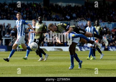 Tommy Smith von Colchester United gewinnt einen Kopfball in der Luft gegen Timi Odusina von Hartlepool United - Hartlepool United / Colchester United, Sky Bet League Two, Super 6 Stadium, Hartlepool, UK - 7.. Mai 2022 nur für redaktionelle Verwendung - es gelten die Einschränkungen von DataCo Stockfoto