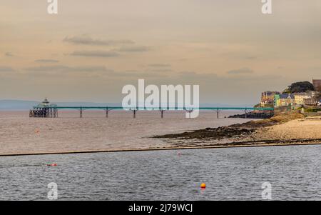 Clevedon Pier und Marine Lake an einem Frühlingstag, Somerset, England Stockfoto