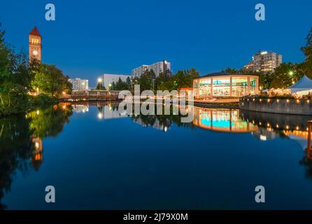 Der Uhrturm beleuchtet Neben der Spokane River in der Riverfront Park Teil der Innenstadt von Spokane, Washington, USA, spät in der Nacht. Stockfoto