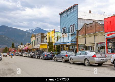 Die historische Hauptstraße in der Innenstadt durch die ländliche kanadische Stadt Kaslo British Columbia im Frühjahr. Stockfoto