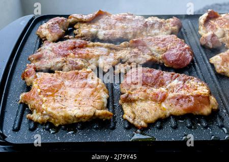 Saftige Schweinehals-Steaks auf Teflon-Barbecue-Grill Stockfoto