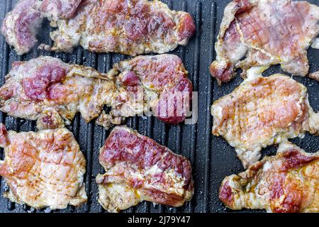 Saftige Schweinehals-Steaks auf Teflon-Barbecue-Grill Stockfoto